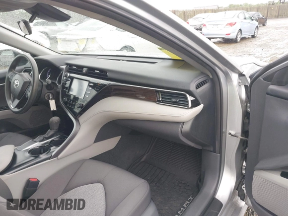 2019 Toyota Camry LE z VIN 4T1B11HK0KU698215, wystawiony jako IAAI lot #42319699 z przebiegiem 54 864 mil mil oraz . Historia ofert i sprzedaży dostępna na DreamBid. Obrazek 5.
