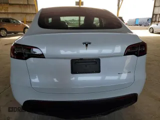 2024 Tesla Model Y Long Range z VIN 7SAYGDEE7RA217991, wystawiony jako Copart lot #50885695 z przebiegiem Nie podano mil oraz Szkoda całkowita • Salvage title. Historia ofert i sprzedaży dostępna na DreamBid. Obrazek 6.