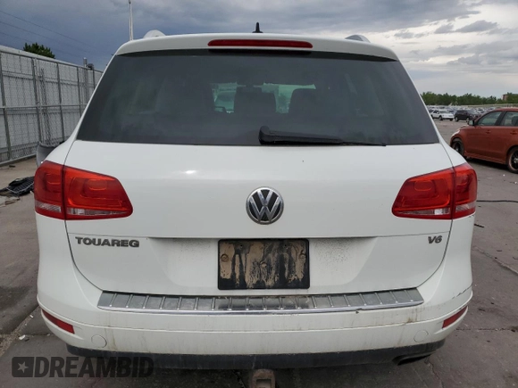 2013 Volkswagen Touareg Exec z VIN WVGEF9BP6DD001991, wystawiony jako Copart lot #58447175 z przebiegiem 170 264 mil mil oraz Czysty tytuł • Clean title. Historia ofert i sprzedaży dostępna na DreamBid. Obrazek 6.