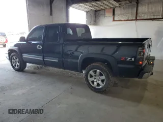2005 Chevrolet Silverado 1500 Z71 z VIN 1GCEK19B75Z241454, wystawiony jako Copart lot #52154325 z przebiegiem 203 436 mil mil oraz Szkoda całkowita • Salvage title. Historia ofert i sprzedaży dostępna na DreamBid. Obrazek 2.