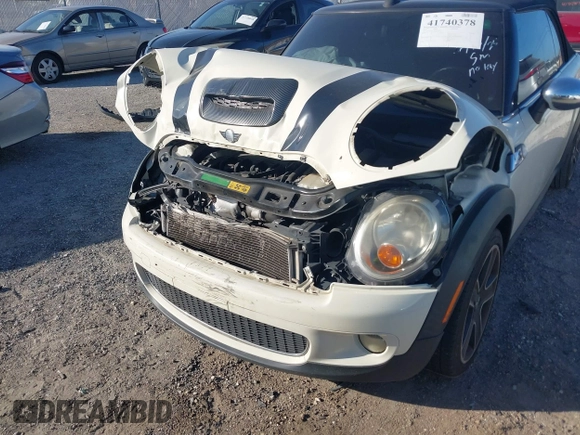2010 MINI Convertible S z VIN WMWMS3C57ATY08721, wystawiony jako IAAI lot #41740378 z przebiegiem 122 880 mil mil oraz . Historia ofert i sprzedaży dostępna na DreamBid. Obrazek 6.