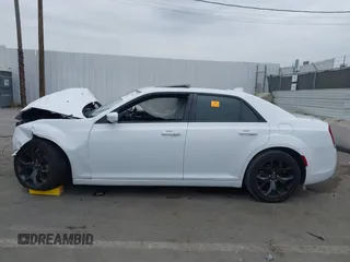 2022 Chrysler 300 S z VIN 2C3CCABG0NH190751, wystawiony jako IAAI lot #41782941 z przebiegiem Nie podano mil oraz . Historia ofert i sprzedaży dostępna na DreamBid. Obrazek 14.
