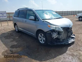 2013 Toyota Sienna LE AAS z VIN 5TDKK3DC2DS389090, wystawiony jako IAAI lot #42110448 z przebiegiem 139 734 mil mil oraz . Historia ofert i sprzedaży dostępna na DreamBid. Obrazek 1.