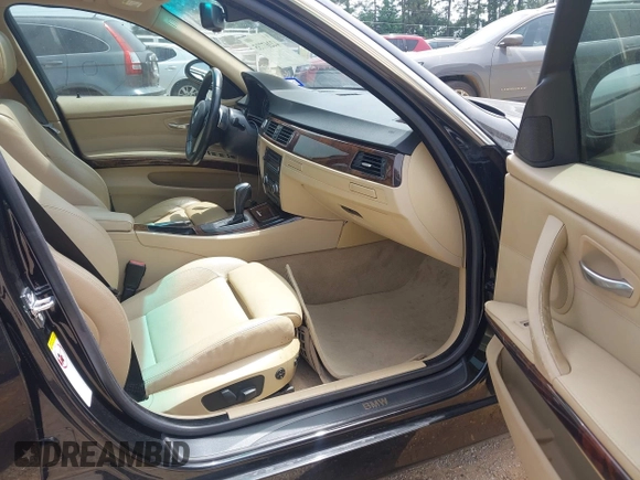 2008 BMW 3 Series 335i z VIN WBAVB77518NH78042, wystawiony jako IAAI lot #42267735 z przebiegiem Nie podano mil oraz . Historia ofert i sprzedaży dostępna na DreamBid. Obrazek 5.