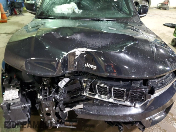 2024 Jeep Grand Cherokee Limited z VIN 1C4RJHBG7RC166637, wystawiony jako Copart lot #47557925 z przebiegiem 5 551 mil mil oraz Szkoda całkowita • Salvage title. Historia ofert i sprzedaży dostępna na DreamBid. Obrazek 12.