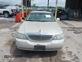 2005 Lincoln Town Car Signature Limited z VIN 1LNHM82W35Y654826, wystawiony jako IAAI lot #42334790 z przebiegiem 96 113 mil mil oraz . Historia ofert i sprzedaży dostępna na DreamBid. Obrazek 12.