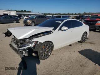 2017 Volvo S90 Momentum with VIN YV1102AK7H1014266, listed as a Copart auction lot 81897184 with 101,327 mi miles and Salvage Title. Bid and sale history available at carsss.com. Image 1.