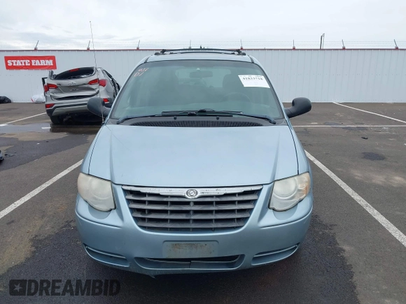 2005 Chrysler Town & Country LX with VIN 2C4GP44R85R192517, listed as a IAAI auction lot 41833718 with 223,663 mi miles. Bid and sale history available at carsss.com. Image 12.