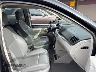2011 Volkswagen Routan SE z VIN 2V4RW3DG6BR803179, wystawiony jako Copart lot #61144745 z przebiegiem 151 556 mil mil oraz Czysty tytuł • Clean title. Historia ofert i sprzedaży dostępna na DreamBid. Obrazek 5.