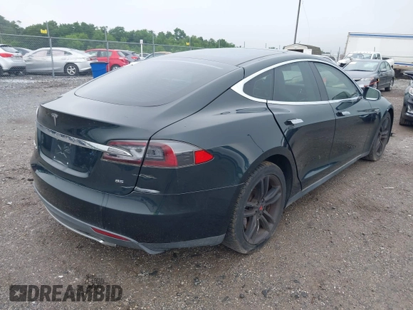 2013 Tesla Model S z VIN 5YJSA1DN2DFP07738, wystawiony jako IAAI lot #42433771 z przebiegiem 71 606 mil mil oraz . Historia ofert i sprzedaży dostępna na DreamBid. Obrazek 4.