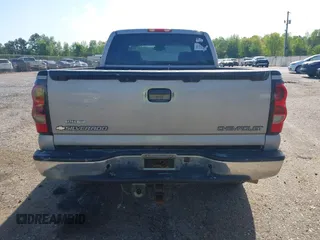 2005 Chevrolet Silverado 1500 Z71 z VIN 1GCEK19Z45Z253011, wystawiony jako IAAI lot #42026504 z przebiegiem 319 159 mil mil oraz . Historia ofert i sprzedaży dostępna na DreamBid. Obrazek 17.