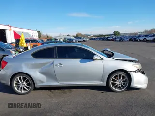 2005 Scion tC z VIN JTKDE177750019561, wystawiony jako IAAI lot #41045961 z przebiegiem Nie podano mil oraz . Historia ofert i sprzedaży dostępna na DreamBid. Obrazek 13.