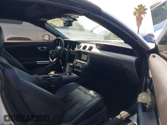 2020 Ford Mustang EcoBoost z VIN 1FATP8UH0L5105965, wystawiony jako IAAI lot #42475841 z przebiegiem 68 999 mil mil oraz . Historia ofert i sprzedaży dostępna na DreamBid. Obrazek 5.