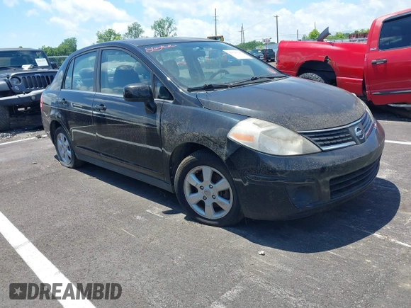 2007 Nissan Versa SL z VIN 3N1BC11E77L409483, wystawiony jako IAAI lot #42525328 z przebiegiem 102 488 mil mil oraz . Historia ofert i sprzedaży dostępna na DreamBid. Obrazek 1.