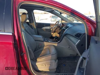 2013 Lincoln MKX z VIN 2LMDJ8JK3DBL40826, wystawiony jako IAAI lot #41522140 z przebiegiem 125 237 mil mil oraz . Historia ofert i sprzedaży dostępna na DreamBid. Obrazek 5.