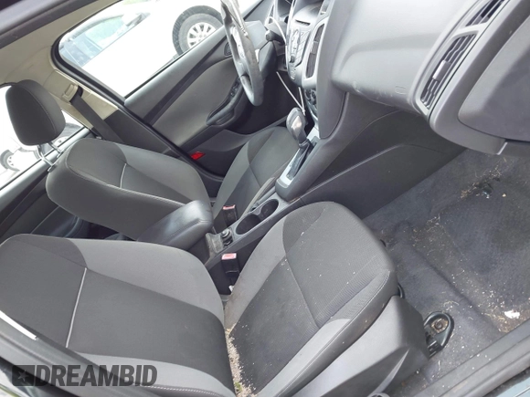 2012 Ford Focus SE z VIN 1FAHP3F26CL157551, wystawiony jako IAAI lot #42697232 z przebiegiem 135 024 mil mil oraz . Historia ofert i sprzedaży dostępna na DreamBid. Obrazek 5.