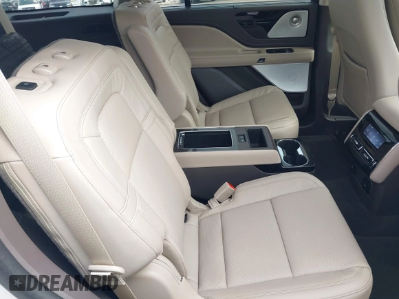 2023 Lincoln Aviator Reserve z VIN 5LM5J7WC0PGL29563, wystawiony jako IAAI lot #42219788 z przebiegiem 4 861 mil mil oraz . Historia ofert i sprzedaży dostępna na DreamBid. Obrazek 8.
