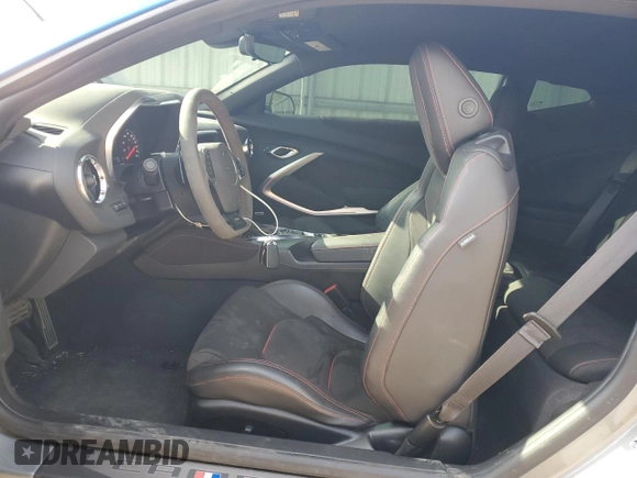 2023 Chevrolet Camaro ZL1 z VIN 1G1FK1R64P0157342, wystawiony jako Copart lot #50989355 z przebiegiem 4114 mil mil oraz Szkody całkowita. Historia ofert i sprzedaży dostępna na DreamBid. Obrazek 7.