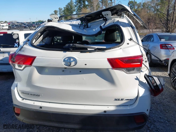 2019 Toyota Highlander SE with VIN 5TDJZRFH0KS571466, listed as a IAAI auction lot 41822970 with 57,639 mi miles. Bid and sale history available at carsss.com. Image 16.