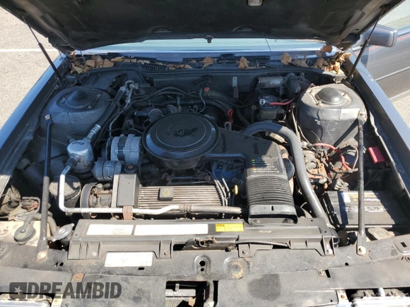 1986 Cadillac DeVille z VIN 1G6CD6984G4341470, wystawiony jako Copart lot #52592805 z przebiegiem 24 359 mil mil oraz Czysty tytuł • Clean title. Historia ofert i sprzedaży dostępna na DreamBid. Obrazek 11.