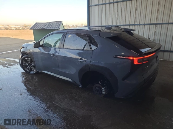 2023 Toyota bZ4X XLE z VIN JTMABABA5PA028987, wystawiony jako Copart lot #74975114 z przebiegiem 2 033 mil mil oraz Czysty tytuł • Clean title. Historia ofert i sprzedaży dostępna na DreamBid. Obrazek 2.