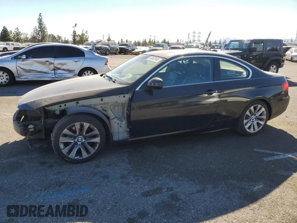 2011 BMW 3 Series 328i z VIN WBAKE5C54BE573498, wystawiony jako Copart lot #88062045 z przebiegiem 81 239 mil mil oraz Szkoda całkowita • Salvage title. Historia ofert i sprzedaży dostępna na DreamBid. Obrazek 1.