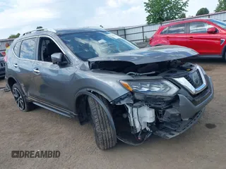 2017 Nissan Rogue SL z VIN JN8AT2MV9HW018040, wystawiony jako IAAI lot #42363401 z przebiegiem 76 020 mil mil oraz . Historia ofert i sprzedaży dostępna na DreamBid. Obrazek 1.