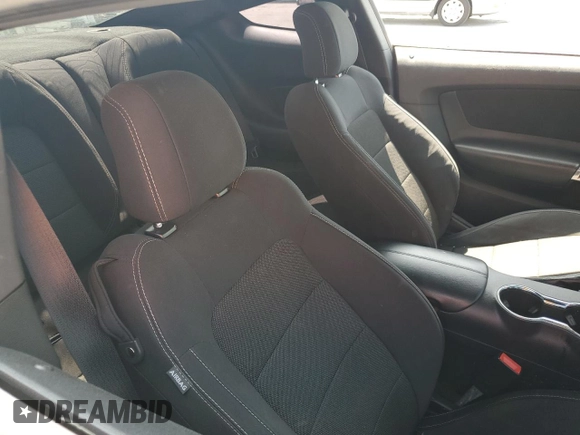 2017 Ford Mustang V6 z VIN 1FA6P8AM5H5235195, wystawiony jako Copart lot #59473115 z przebiegiem Nie podano mil oraz Szkoda całkowita • Salvage title. Historia ofert i sprzedaży dostępna na DreamBid. Obrazek 10.