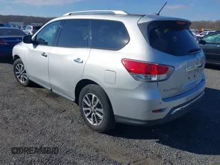 2013 Nissan Pathfinder SV with VIN 5N1AR2MM6DC635016, listed as a IAAI auction lot 41704072 with 134,675 mi miles. Bid and sale history available at carsss.com. Image 3.