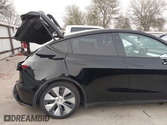 2022 Tesla Model Y Long Range z VIN 7SAYGAEE5NF428327, wystawiony jako IAAI lot #41698750 z przebiegiem 26 846 mil mil oraz . Historia ofert i sprzedaży dostępna na DreamBid. Obrazek 19.