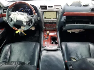 2008 Lexus LS 460 z VIN JTHBL46FX85067866, wystawiony jako Copart lot #56025255 z przebiegiem 218 271 mil mil oraz Szkoda całkowita • Salvage title. Historia ofert i sprzedaży dostępna na DreamBid. Obrazek 8.