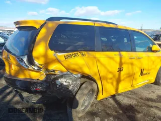 2017 Toyota Sienna XLE Auto Access Seat z VIN 5TDYZ3DC6HS792503, wystawiony jako IAAI lot #41272021 z przebiegiem 109 315 mil mil oraz . Historia ofert i sprzedaży dostępna na DreamBid. Obrazek 6.