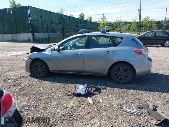 2013 Mazda 3 i Touring z VIN JM1BL1LP2D1742494, wystawiony jako IAAI lot #42186275 z przebiegiem 150 046 mil mil oraz . Historia ofert i sprzedaży dostępna na DreamBid. Obrazek 13.