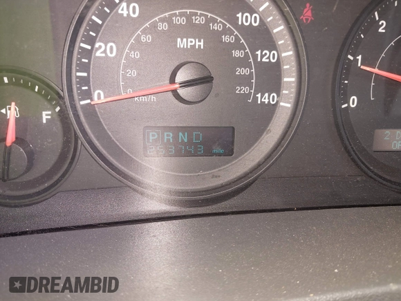 2005 Jeep Grand Cherokee Laredo z VIN 1J4GR48K35C515589, wystawiony jako IAAI lot #42452874 z przebiegiem 253 743 mil mil oraz . Historia ofert i sprzedaży dostępna na DreamBid. Obrazek 7.
