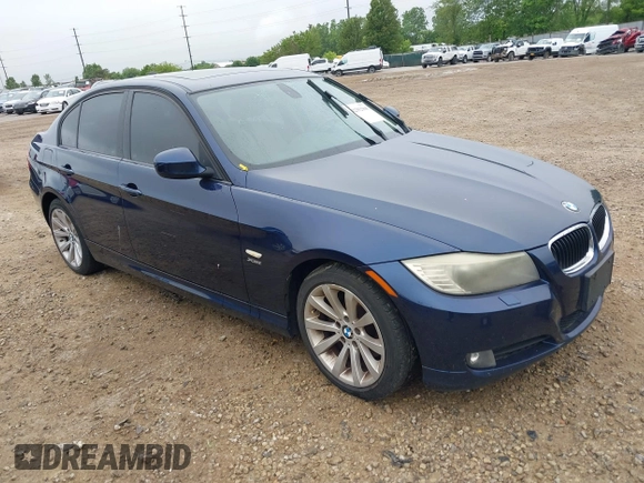 2011 BMW 3 Series 328i xDrive z VIN WBAPK5G5XBNN25836, wystawiony jako IAAI lot #42352968 z przebiegiem 108 638 mil mil oraz . Historia ofert i sprzedaży dostępna na DreamBid. Obrazek 1.
