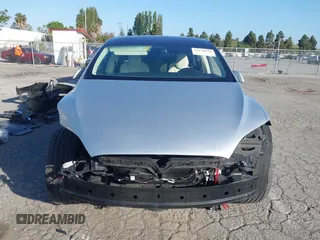 2017 Tesla Model X 90D z VIN 5YJXCAE25HF077689, wystawiony jako IAAI lot #42138029 z przebiegiem 71 574 mil mil oraz . Historia ofert i sprzedaży dostępna na DreamBid. Obrazek 13.
