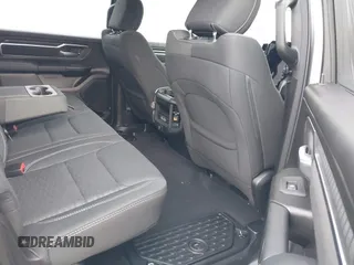 2025 Ram 1500 Big Horn z VIN 1C6SRFFP5SN502795, wystawiony jako IAAI lot #41498981 z przebiegiem 6 565 mil mil oraz . Historia ofert i sprzedaży dostępna na DreamBid. Obrazek 8.