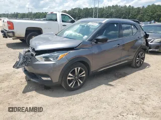 2019 Nissan Kicks S z VIN 3N1CP5CU4KL483103, wystawiony jako Copart lot #57998055 z przebiegiem 45 320 mil mil oraz Szkoda całkowita • Salvage title. Historia ofert i sprzedaży dostępna na DreamBid. Obrazek 1.