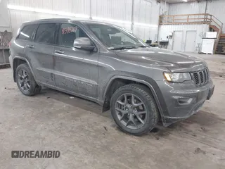 2021 Jeep Grand Cherokee 80th Anniversary z VIN 1C4RJFBG9MC580645, wystawiony jako IAAI lot #41398269 z przebiegiem 79 057 mil mil oraz . Historia ofert i sprzedaży dostępna na DreamBid. Obrazek 1.