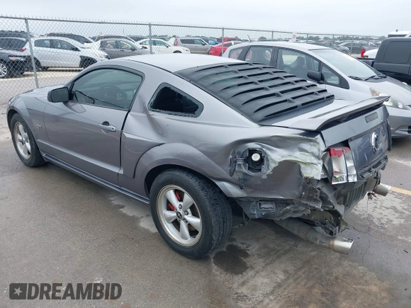 2006 Ford Mustang GT Deluxe z VIN 1ZVHT82H065132924, wystawiony jako IAAI lot #42402048 z przebiegiem 146 526 mil mil oraz . Historia ofert i sprzedaży dostępna na DreamBid. Obrazek 3.