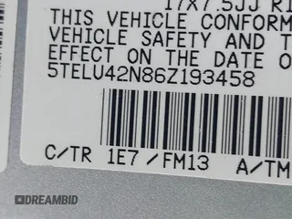 2006 Toyota Tacoma z VIN 5TELU42N86Z193458, wystawiony jako IAAI lot #41539650 z przebiegiem 207 151 mil mil oraz . Historia ofert i sprzedaży dostępna na DreamBid. Obrazek 9.