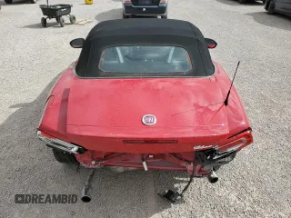 2017 FIAT 124 Spider Lusso z VIN JC1NFAEK5H0123760, wystawiony jako Copart lot #55865845 z przebiegiem 52 285 mil mil oraz Szkoda całkowita • Salvage title. Historia ofert i sprzedaży dostępna na DreamBid. Obrazek 10.
