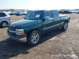 2002 Chevrolet Silverado 1500 LS with VIN 2GCEC19V721205954, listed as a IAAI auction lot 41401521 with 208,647 mi miles. Bid and sale history available at carsss.com. Image 2.