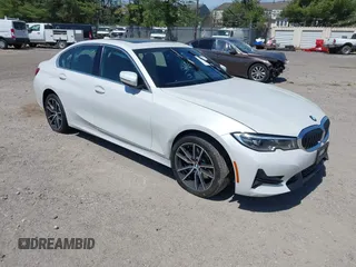 2021 BMW 3 Series 330i xDrive z VIN 3MW5R7J08M8B64656, wystawiony jako IAAI lot #42151181 z przebiegiem 30 188 mil mil oraz . Historia ofert i sprzedaży dostępna na DreamBid. Obrazek 1.