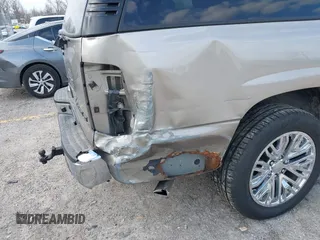 2003 Chevrolet Suburban Z71 with VIN 3GNFK16Z33G170733, listed as a IAAI auction lot 41741020 with 204,544 mi miles. Bid and sale history available at carsss.com. Image 6.