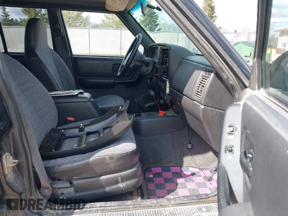 2000 Jeep Cherokee z VIN 1J4FF48S7YL153811, wystawiony jako IAAI lot #42098752 z przebiegiem 213 988 mil mil oraz . Historia ofert i sprzedaży dostępna na DreamBid. Obrazek 5.