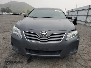 2010 Toyota Camry z VIN 4T1BF3EK4AU075728, wystawiony jako Copart lot #53167255 z przebiegiem 177 346 mil mil oraz Szkoda całkowita • Salvage title. Historia ofert i sprzedaży dostępna na DreamBid. Obrazek 5.