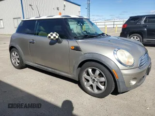 2010 MINI Hardtop z VIN WMWMF3C53ATZ63755, wystawiony jako Copart lot #49038975 z przebiegiem 104 080 mil mil oraz Szkody całkowita. Historia ofert i sprzedaży dostępna na DreamBid. Obrazek 4.