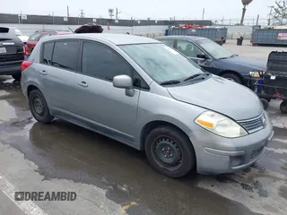 2008 Nissan Versa S z VIN 3N1BC13E08L447832, wystawiony jako IAAI lot #42562187 z przebiegiem 142 605 mil mil oraz . Historia ofert i sprzedaży dostępna na DreamBid. Obrazek 1.