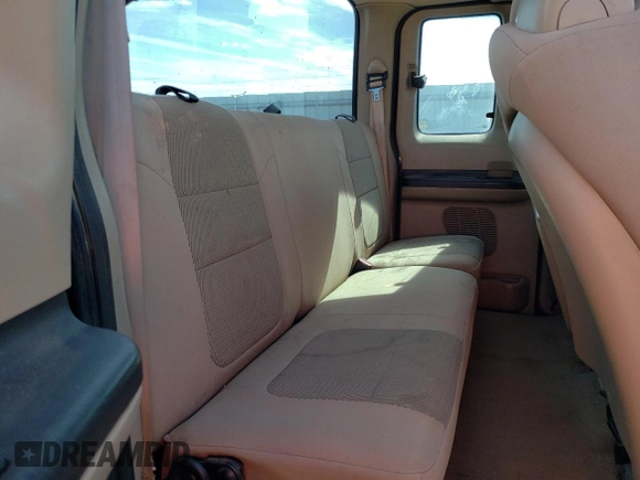 2005 Ford F-250 XL z VIN 1FTSX21P65EA82368, wystawiony jako Copart lot #57249743 z przebiegiem 209 923 mil mil oraz Czysty tytuł • Clean title. Historia ofert i sprzedaży dostępna na DreamBid. Obrazek 10.
